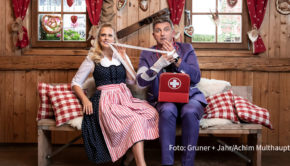 Editor at Large Barbara Schöneberger hat für die neue Ausgabe des Magazins „BARBARA“ Schauspieler Hans Sigl am „Bergdoktor“-Drehort besucht. Im Interview geht’s u.a. um die Spaltung der Gesellschaft in der Krise und um die Vermittlung von Werten in der Kindheit. (Foto: Gruner + Jahr/Achim Multhaupt)