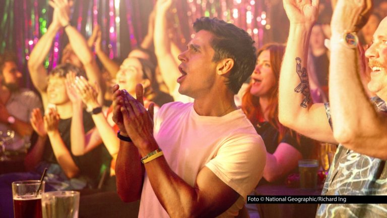 In den beiden neuen Folgen von „Best of the World mit Antoni Porowski", die heute ab 20:15 Uhr bei National Geographic und bereits jetzt schon bei Disney+ zu sehen sind, verschlägt es den „Queer Eye"-Star in seine Wahlheimat New York City und in die britische Hauptstadt London. Foto © National Geographic/Richard Ing