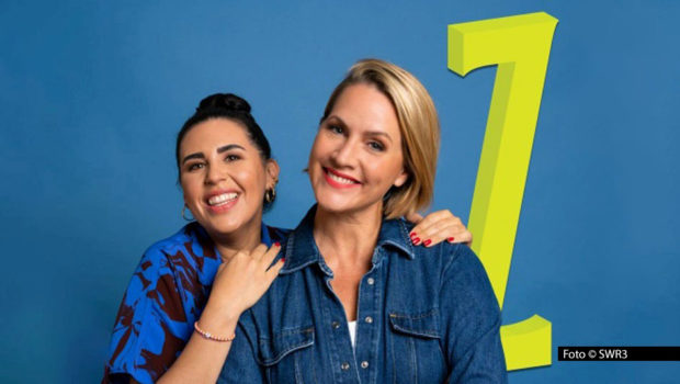 Alphabetisch korrekt haben Judith Rakers und Ariana Baborie in ihrem Podcast „Baborie & Rakers“ das Leben durchbuchstabiert. In der aktuellen Folge konzentrieren sie sich auf den Buchstaben „Z“ und denken laut über eine Fortsetzung nach Zahlen nach. (Foto: © SWR3)