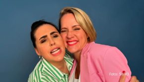 Ariana Baborie und Judith Rakers sind mit einer neuen Folge ihres Podcasts in der ARD-Audiothek am Start. Diesmal dreht sich bei „Baborie & Rakers“ alles um Themen mit dem Anfangsbuchstaben „J“. So lautet zumindest der ursprüngliche Plan. (Foto: SWR3)