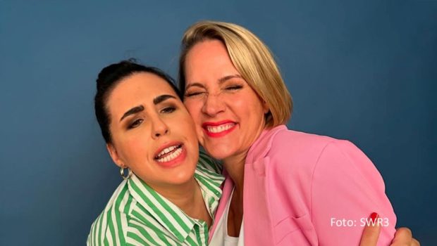 Ariana Baborie und Judith Rakers sind mit einer neuen Folge ihres Podcasts in der ARD-Audiothek am Start. Diesmal dreht sich bei „Baborie & Rakers“ alles um Themen mit dem Anfangsbuchstaben „J“. So lautet zumindest der ursprüngliche Plan. (Foto: SWR3)