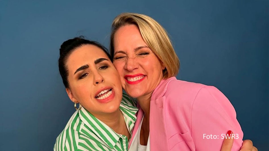 Ariana Baborie und Judith Rakers sind mit einer neuen Folge ihres Podcasts in der ARD-Audiothek am Start. Diesmal dreht sich bei „Baborie & Rakers“ alles um Themen mit dem Anfangsbuchstaben „J“. So lautet zumindest der ursprüngliche Plan. (Foto: SWR3)