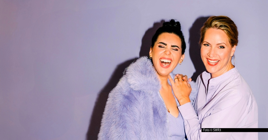 In der aktuellen Folge ihres Podcasts „Baborie & Rakers“ plaudern Judith Rakers und Ariana Baborie über Umzugsstress, ihre besten Tipps zum Entrümpeln und über eine Beinahe-Begegnung mit Harry Styles beim Berlin-Marathon. Foto © SWR3