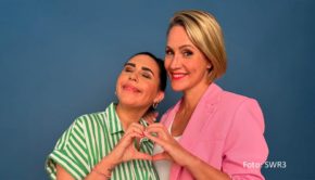 Ariana Baborie und Judith Rakers haben eine Mission: In Ihrem Podcast „Baborie & Rakers“ wollen sich die Moderatorinnen laut Untertitel einmal „durchs Alphabet orgeln“. In der zweiten Folge, die ab sofort in der ARD Audiothek abrufbar ist, steht der Buchstabe „B“ im Fokus ihrer Betrachtungen.
