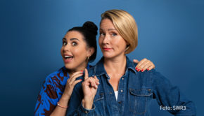 Einmal durch das Alphabet und wieder zurück wollen sich die Moderatorinnen Judith Rakers und Ariana Baborie in ihrem neuen Podcast talken. Die erste Folge von „Baborie & Rakers“, in der es folgerichtig um Themen mit dem Anfangsbuchstaben „A“ geht, ist jetzt in der ARD Audiothek abrufbar. (Foto: SWR3)
