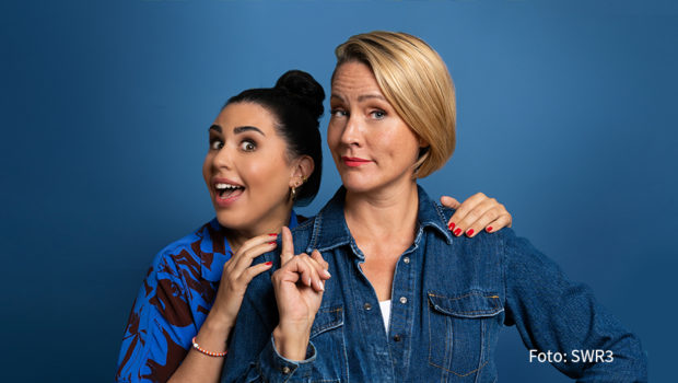 Einmal durch das Alphabet und wieder zurück wollen sich die Moderatorinnen Judith Rakers und Ariana Baborie in ihrem neuen Podcast talken. Die erste Folge von „Baborie & Rakers“, in der es folgerichtig um Themen mit dem Anfangsbuchstaben „A“ geht, ist jetzt in der ARD Audiothek abrufbar. (Foto: SWR3)