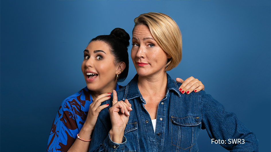 Einmal durch das Alphabet und wieder zurück wollen sich die Moderatorinnen Judith Rakers und Ariana Baborie in ihrem neuen Podcast talken. Die erste Folge von „Baborie & Rakers“, in der es folgerichtig um Themen mit dem Anfangsbuchstaben „A“ geht, ist jetzt in der ARD Audiothek abrufbar. (Foto: SWR3)