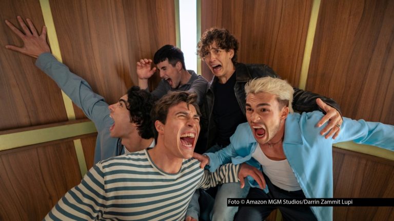 Die Elevator Boys sind bei Prime Video erstmals in einem eigenen Spielfilm zu sehen. Am 21. August startet die Komödie „Back to the 90s“, in der die Social-Media-Stars eine zunächst unfreiwillige Zeitreise unternehmen. Ebenfalls im Cast vertreten ist u.a. Felicitas Woll. (Foto © Amazon MGM Studios/Darrin Zammit Lupi)