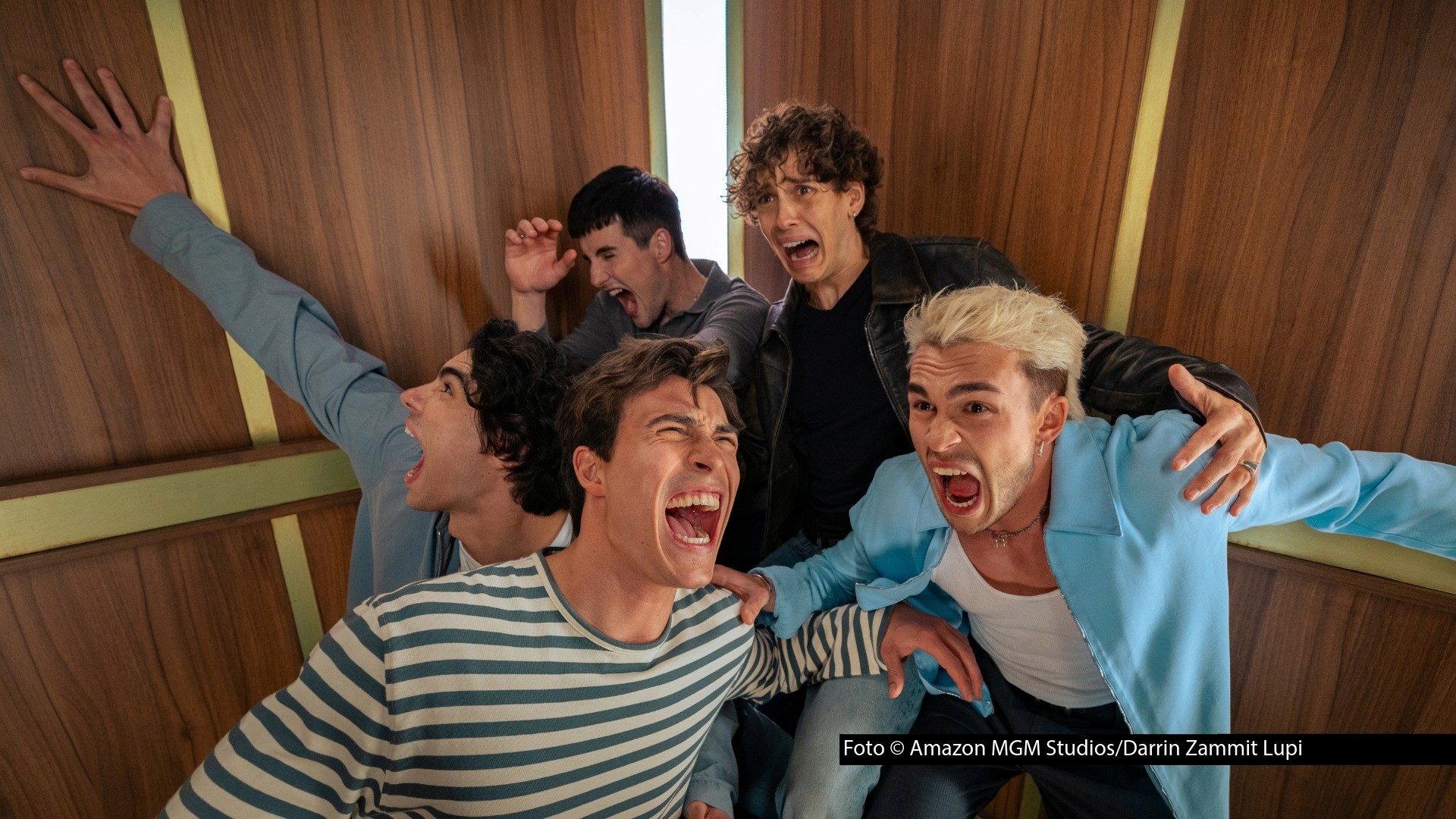 Die Elevator Boys sind bei Prime Video erstmals in einem eigenen Spielfilm zu sehen. Am 21. August startet die Komödie „Back to the 90s“, in der die Social-Media-Stars eine zunächst unfreiwillige Zeitreise unternehmen. Ebenfalls im Cast vertreten ist u.a. Felicitas Woll. (Foto © Amazon MGM Studios/Darrin Zammit Lupi)