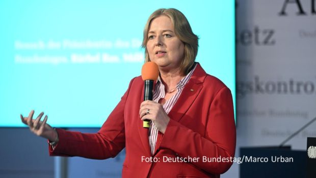 In Berlin findet am 10. Dezember eine groß angelegte Solidaritätskundgebung gegen Antisemitismus und Fremdenfeindlichkeit statt. Die Schirmherrschaft übernimmt Bundestagspräsidentin Bärbel Bas. Zahlreiche Prominente unterstützen die Veranstaltung, darunter Sandra Maischberger, Sonya Kraus, Sven Lorig, Herbert Grönemeyer, Tim Bendzko, Barbara Schöneberger und Thomas Hermanns. (Foto: Deutscher Bundestag/Marco Urban)