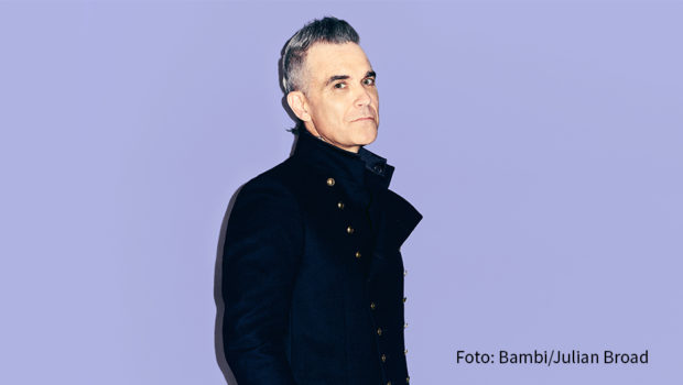 Bereits zum dritten Mal wird der britische Musikstar Robbie Williams mit einem Bambi ausgezeichnet. Die Preisverleihung findet in diesem Jahr am 7. November in den Bavaria Filmstudios in München statt. Durch den Abend führt das Moderations-Duo Sasha und Victoria Swarovski. (Foto: Bambi/Julian Broad)