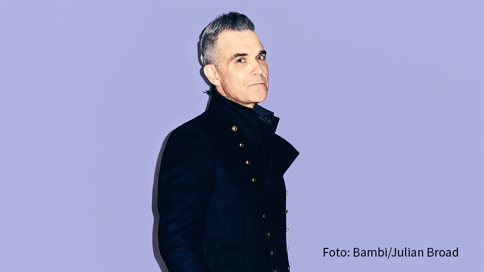 Bereits zum dritten Mal wird der britische Musikstar Robbie Williams mit einem Bambi ausgezeichnet. Die Preisverleihung findet in diesem Jahr am 7. November in den Bavaria Filmstudios in München statt. Durch den Abend führt das Moderations-Duo Sasha und Victoria Swarovski. (Foto: Bambi/Julian Broad)