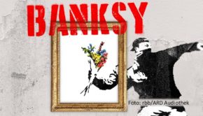 In neun Episoden führt der Podcast „Banksy – Rebellion oder Kitsch?“ zu den wichtigsten Schauplätzen im Leben und künstlerischen Schaffen des Street-Art-Künstlers Banksy. Die von rbb Kultur produzierte Serie startet am 7. Juli exklusiv in der ARD-Audiothek. (Foto: rbb/ARD Audiothek)