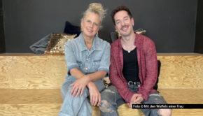 Warum hat Comedian Nico Stank eine Schildkröte namens Jennifer? Und wie wird man eigentlich mit Alltagscomedy berühmt? Antworten gibt’s in einer neuen Ausgabe des barba radio-Podcasts „Mit den Waffeln einer Frau“ mit Barbara Schöneberger. Foto © Mit den Waffeln einer Frau