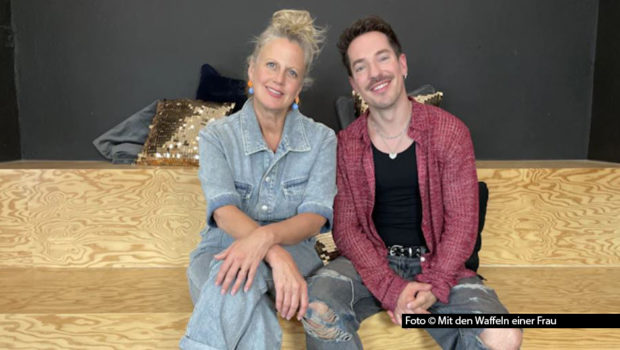 Warum hat Comedian Nico Stank eine Schildkröte namens Jennifer? Und wie wird man eigentlich mit Alltagscomedy berühmt? Antworten gibt’s in einer neuen Ausgabe des barba radio-Podcasts „Mit den Waffeln einer Frau“ mit Barbara Schöneberger. Foto © Mit den Waffeln einer Frau