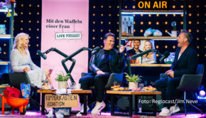 Erstmals Live und in Farbe: Barbara Schöneberger feierte am 17. April die Premiere der ersten Live-Ausgabe ihres Podcasts „Mit den Waffeln einer Frau“. Zu den Gästen des Abends zählten Guido Maria Kretschmer und Sasha, die gemeinsam mit der Entertainerin den Abend im Hamburger „Mojo Club“ gestalteten. (Foto: Regiocast/Jim Neve)
