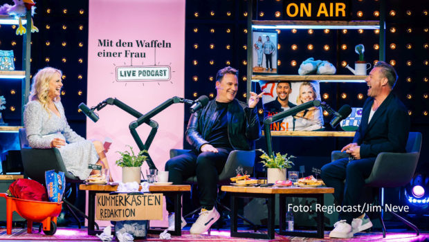 Erstmals Live und in Farbe: Barbara Schöneberger feierte am 17. April die Premiere der ersten Live-Ausgabe ihres Podcasts „Mit den Waffeln einer Frau“. Zu den Gästen des Abends zählten Guido Maria Kretschmer und Sasha, die gemeinsam mit der Entertainerin den Abend im Hamburger „Mojo Club“ gestalteten. (Foto: Regiocast/Jim Neve)