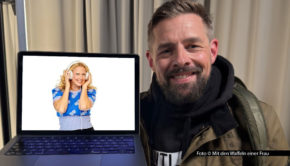 Klaas Heufer-Umlauf ist nach vier Jahren wieder zu Gast im barba radio-Podcast „Mit den Waffeln einer Frau“ und spricht mit Barbara Schöneberger über TV-Comebacks, Lebensweisheiten und sein Faible für kuriose Hobbys. Foto © Mit den Waffeln einer Frau