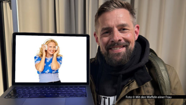 Klaas Heufer-Umlauf ist nach vier Jahren wieder zu Gast im barba radio-Podcast „Mit den Waffeln einer Frau“ und spricht mit Barbara Schöneberger über TV-Comebacks, Lebensweisheiten und sein Faible für kuriose Hobbys. Foto © Mit den Waffeln einer Frau