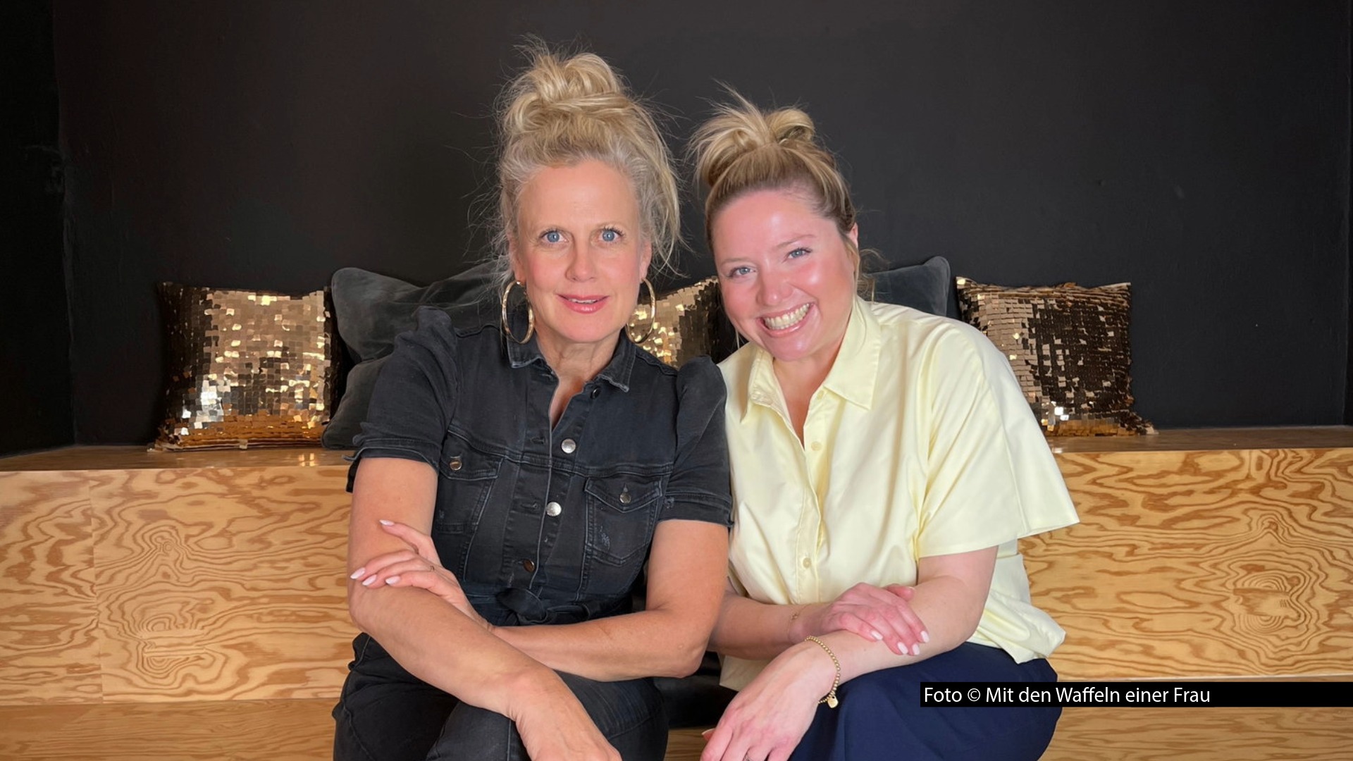 HP_Barbara Schöneberger, Caroline Frier_Foto Mit den Waffeln einer Frau