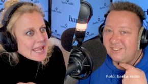 Am Samstag gibt’s eine neue Ausgabe der barba radio-Talkshow „Mit den Waffeln einer Frau“. Gastgeberin Barbara Schöneberger begrüßt dazu den Sänger Sebastian Krumbiegel. Die beiden geben bei der Gelegenheit eine Neufassung des Prinzen-Hits „Küssen verboten“ zu Besten. (Foto: barba radio)