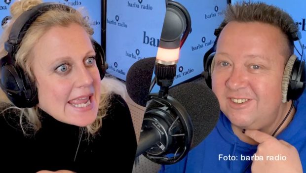 Am Samstag gibt’s eine neue Ausgabe der barba radio-Talkshow „Mit den Waffeln einer Frau“. Gastgeberin Barbara Schöneberger begrüßt dazu den Sänger Sebastian Krumbiegel. Die beiden geben bei der Gelegenheit eine Neufassung des Prinzen-Hits „Küssen verboten“ zu Besten. (Foto: barba radio)