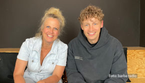 Kurz vor Anpfiff der Europameisterschaft begrüßt Barbara Schöneberger im barba radio-Studio den Singer-Songwriter Tim Bendzko, von dem der offizielle EM-Hit für MagentaTV stammt. Bei „Mit den Waffeln einer Frau“ erzählt er, wie der Song entstand, warum ihm das Songwriting leichter fällt als früher und warum er selbst kein Profifußballer geworden ist. (Foto: barba radio)