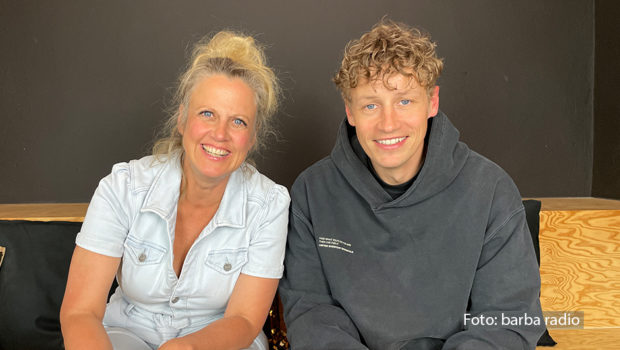 Kurz vor Anpfiff der Europameisterschaft begrüßt Barbara Schöneberger im barba radio-Studio den Singer-Songwriter Tim Bendzko, von dem der offizielle EM-Hit für MagentaTV stammt. Bei „Mit den Waffeln einer Frau“ erzählt er, wie der Song entstand, warum ihm das Songwriting leichter fällt als früher und warum er selbst kein Profifußballer geworden ist. (Foto: barba radio)