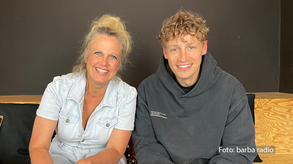 Kurz vor Anpfiff der Europameisterschaft begrüßt Barbara Schöneberger im barba radio-Studio den Singer-Songwriter Tim Bendzko, von dem der offizielle EM-Hit für MagentaTV stammt. Bei „Mit den Waffeln einer Frau“ erzählt er, wie der Song entstand, warum ihm das Songwriting leichter fällt als früher und warum er selbst kein Profifußballer geworden ist. (Foto: barba radio)