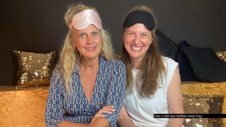 HP_Barbara Schöneberger, Traumdeuterin Claudia Täubner_Foto Mit den Waffeln einer Frau