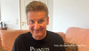 PUR-Frontmann Hartmut Engler ist zu Gast in Barbara Schönebergers Podcast „Mit den Waffeln einer Frau”. Die beiden sprechen u.a. über die in diesem Frühjahr anstehende PUR-Tournee, über finanzielle Blauäugigkeit und Englers ungarische Wurzeln. (Foto: Mit den Waffeln einer Frau)