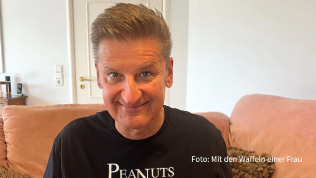 PUR-Frontmann Hartmut Engler ist zu Gast in Barbara Schönebergers Podcast „Mit den Waffeln einer Frau”. Die beiden sprechen u.a. über die in diesem Frühjahr anstehende PUR-Tournee, über finanzielle Blauäugigkeit und Englers ungarische Wurzeln. (Foto: Mit den Waffeln einer Frau)