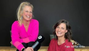 Entertainerin Barbara Schöneberger lädt bei barba radio regelmäßig zur Talkshow „Mit den Waffeln einer Frau“ ein. Die aktuelle Ausgabe mit Sat.1-Moderatorin Marlene Lufen als Gast ist jetzt als Podcast abrufbar. Darin geht’s u.a. um Versprecher, Gerüchte, Fotoshootings und Ed Sheeran. (Foto: barba radio)