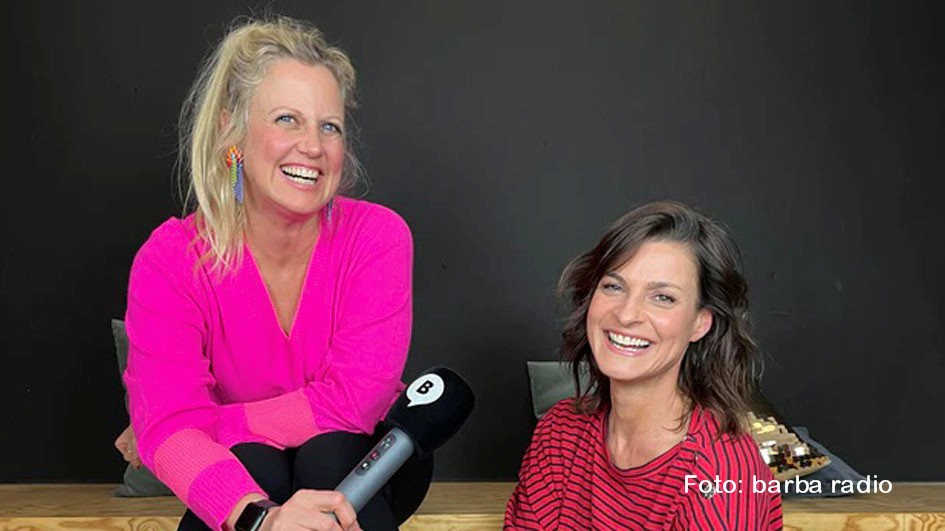Entertainerin Barbara Schöneberger lädt bei barba radio regelmäßig zur Talkshow „Mit den Waffeln einer Frau“ ein. Die aktuelle Ausgabe mit Sat.1-Moderatorin Marlene Lufen als Gast ist jetzt als Podcast abrufbar. Darin geht’s u.a. um Versprecher, Gerüchte, Fotoshootings und Ed Sheeran. (Foto: barba radio)