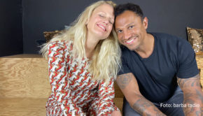 Im barba radio-Podcast „Mit den Waffeln einer Frau“ spricht Barbara Schöneberger mit ihrem Gast Daniel Aminati u.a. über seine neue Rolle als Vater. Der Moderator gibt zudem Tipps für eine gesunde Lebensführung, berichtet aber auch offen von Tiefpunkten seiner Laufbahn. (Foto: barba radio)