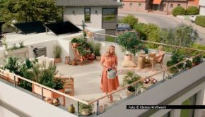 Der Solartechnologie-Anbieter Kleines Kraftwerk hat Barbara Schöneberger als Testimonial für seine neue Kampagne gewonnen. Unter dem Motto „Deutschland, wir müssen reden“ ist jetzt der erste TV-Spot erschienen, in dem das Potenzial von Balkonkraftwerken thematisiert wird. (Foto © Kleines Kraftwerk)
