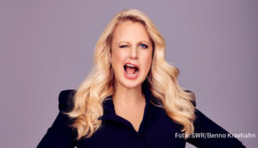 In der neuen Ausgabe der großen SWR Samstagabendshow „Verstehen Sie Spaß?“ gönnt Barbara Schöneberger sich und dem TV-Publikum im Ersten wieder jede Menge lustiger Momente mit der versteckten Kamera. Zu Gast sind darüber hinaus u.a. Roland Kaiser und die Ehrlich Brothers. (Foto: SWR/Benno Kraehahn)