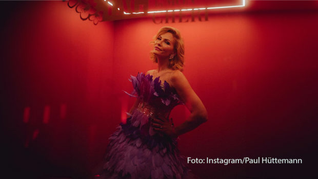 Am 4. Dezember lud die Marke „Mon Chéri“ anlässlich des Barbaratages zum jährlichen Charity-Dinner nach München ein. Zu den Gästen zählten u.a. Moderatorin Sonya Kraus, Topmodel Adriana Lima sowie Schauspielerin und Stiftungsgründerin Maria Furtwängler. (Foto: Instagram/Paul Hüttemann)