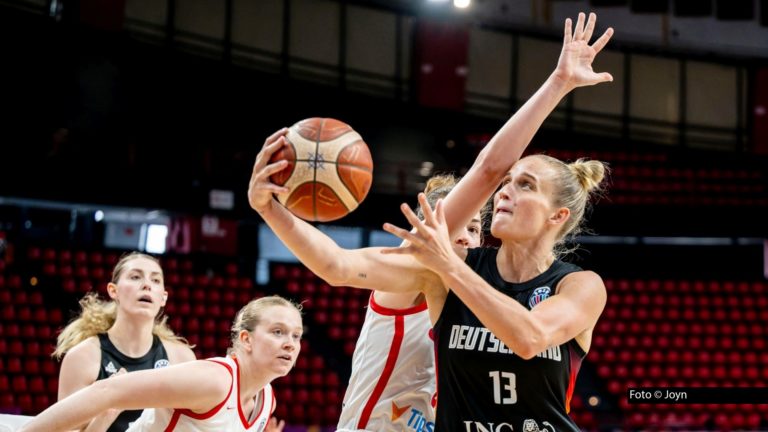 In der Uber Arena in Berlin fällt am 7. September die Entscheidung, ob die deutschen Basketballerinnen um Leonie Fiebich bei der Heim-WM weiter im Rennen bleiben. Das letzte Gruppenspiel des DBB-Teams gegen Mali wird bei ProSieben MAXX und Joyn live übertragen. (Foto © Joyn)