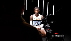 Am Freitag, den 25. August beginnt die Basketball-Weltmeisterschaft. Magenta TV zeigt alle 92 Spiele live und exklusiv. Die Partien mit Kapitän Dennis Schröder und der deutschen Nationalmannschaft sind sogar kostenlos empfangbar. (Foto: MagentaTV)