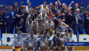 Deutschland ist Basketball-Weltmeister. Medial begleitet wurde das Team um Kapitän Dennis Schröder vor allem von MagentaTV. Dass man diesen größten Erfolg in der Geschichte des deutschen Basketballs gemeinsam mit dem DBB feiern dürfe, sei einfach nur unglaublich, so Arnim Butzen, Senior Vice President TV & Entertainment bei der Deutschen Telekom. (Foto: MagentaTV)
