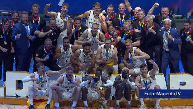 Deutschland ist Basketball-Weltmeister. Medial begleitet wurde das Team um Kapitän Dennis Schröder vor allem von MagentaTV. Dass man diesen größten Erfolg in der Geschichte des deutschen Basketballs gemeinsam mit dem DBB feiern dürfe, sei einfach nur unglaublich, so Arnim Butzen, Senior Vice President TV & Entertainment bei der Deutschen Telekom. (Foto: MagentaTV)