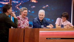 BR Fernsehen BAYERN, DES SAMMA MIA!, "Folge 3", am Freitag (20.03.26) um 22:05 Uhr. Von links: Michael Altinger, Ruth Moschner, Michael Mittermeier und Eva Karl Faltermeier. Weiteres Bildmaterial finden Sie unter www.br-foto.de. © BR/Martina Bogdahn, honorarfrei - Verwendung gemäß der AGB im engen inhaltlichen, redaktionellen Zusammenhang mit genannter BR-Sendung bei Nennung "Bild: BR/Martina Bogdahn" (S2). BR/Bildmanagement, Tel: 089/5900-33133, Fax: -10585, Bildmanagement@br.de, www.br-foto.de