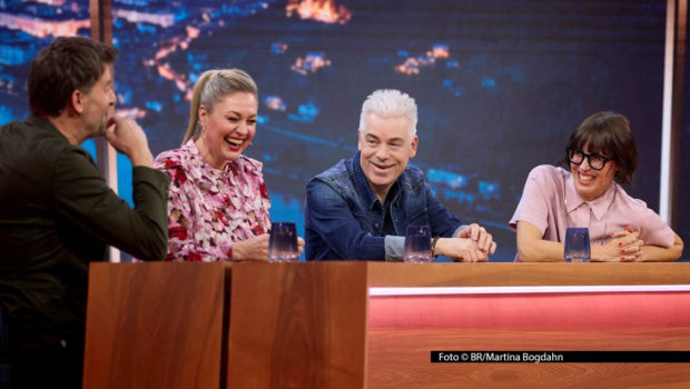 BR Fernsehen BAYERN, DES SAMMA MIA!, "Folge 3", am Freitag (20.03.26) um 22:05 Uhr. Von links: Michael Altinger, Ruth Moschner, Michael Mittermeier und Eva Karl Faltermeier. Weiteres Bildmaterial finden Sie unter www.br-foto.de. © BR/Martina Bogdahn, honorarfrei - Verwendung gemäß der AGB im engen inhaltlichen, redaktionellen Zusammenhang mit genannter BR-Sendung bei Nennung "Bild: BR/Martina Bogdahn" (S2). BR/Bildmanagement, Tel: 089/5900-33133, Fax: -10585, Bildmanagement@br.de, www.br-foto.de