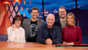 BR Fernsehen BAYERN, DES SAMMA MIA!, "Folge 4", am Freitag (27.03.26) um 22:05 Uhr. Von links: Eva Karl Faltermeier, Michael Altinger, Wolfgang Krebs, Maxi Gstettenbauer und Laura Karasek. Weiteres Bildmaterial finden Sie unter www.br-foto.de. © BR/Martina Bogdahn, honorarfrei - Verwendung gemäß der AGB im engen inhaltlichen, redaktionellen Zusammenhang mit genannter BR-Sendung bei Nennung "Bild: BR/Martina Bogdahn" (S2). BR/Bildmanagement, Tel: 089/5900-33133, Fax: -10585, Bildmanagement@br.de, www.br-foto.de