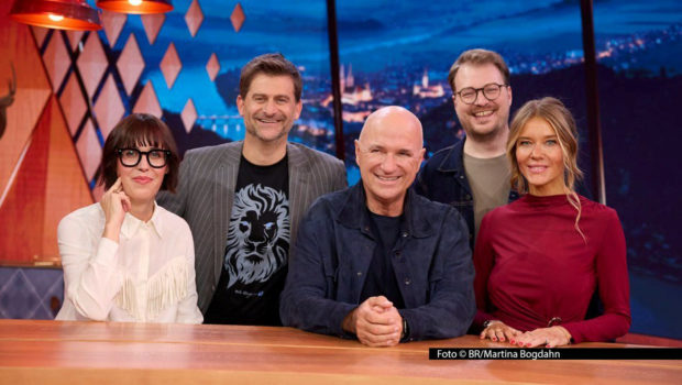 BR Fernsehen BAYERN, DES SAMMA MIA!, "Folge 4", am Freitag (27.03.26) um 22:05 Uhr. Von links: Eva Karl Faltermeier, Michael Altinger, Wolfgang Krebs, Maxi Gstettenbauer und Laura Karasek. Weiteres Bildmaterial finden Sie unter www.br-foto.de. © BR/Martina Bogdahn, honorarfrei - Verwendung gemäß der AGB im engen inhaltlichen, redaktionellen Zusammenhang mit genannter BR-Sendung bei Nennung "Bild: BR/Martina Bogdahn" (S2). BR/Bildmanagement, Tel: 089/5900-33133, Fax: -10585, Bildmanagement@br.de, www.br-foto.de