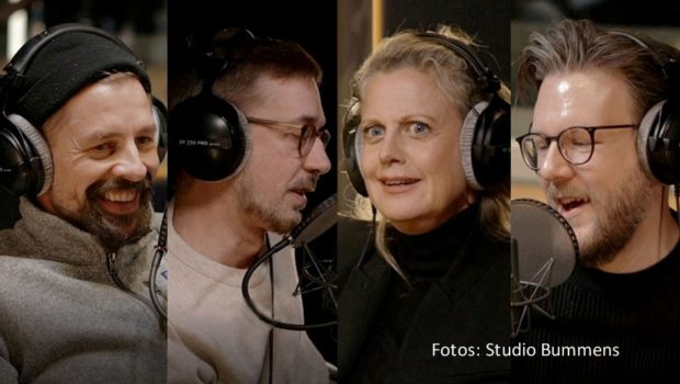 Die Podcaster Klaas Heufer-Umlauf, Jakob Lundt und Thomas Schmitt feiern das fünfjährige Jubiläum von „Baywatch Berlin“ mit einer Sonderausgabe, in der sie zur Feier des Tages einen prominenten Gast begrüßen: Entertainerin Barbara Schöneberger stellt sich zahlreichen Fragen des Trios. (Foto: Studio Bummens)