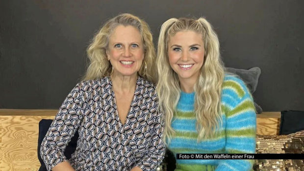 Die Schlagersängerin und Moderatorin Beatrice Egli ist zu Gast einer neuen Folge des barba radio-Podcasts „Mit den Waffeln einer Frau“. Mit Entertainerin Barbara Schöneberger spricht sie u.a. über ihren Umgang mit Kritik, die Bedeutung früherer Erfolge und die Herausforderung Matterhorn. Foto © Mit den Waffeln einer Frau