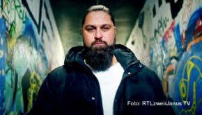 Die zweiteilige Dokumentation „Beats of Berlin“, die RTLzwei ab dem 4. August ausstrahlt, begleitet Berliner Rapperinnen und Rapper auf dem Weg zum erhofften Durchbruch. Einer von ihnen ist der 26-jährige Aktif, der nach einer verbüßten Haftstrafe nun als Musiker durchstarten will. (Foto: RTLzwei/JanusTV)