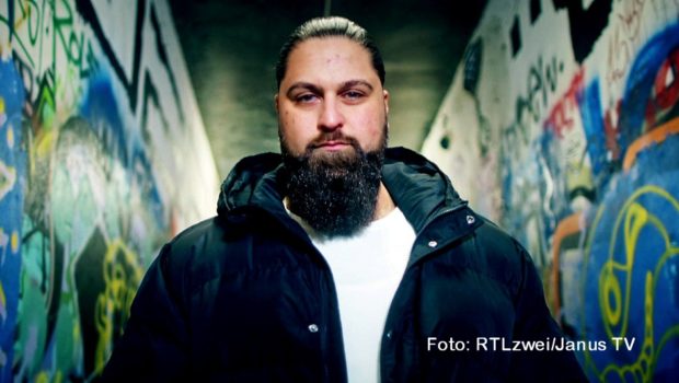 Die zweiteilige Dokumentation „Beats of Berlin“, die RTLzwei ab dem 4. August ausstrahlt, begleitet Berliner Rapperinnen und Rapper auf dem Weg zum erhofften Durchbruch. Einer von ihnen ist der 26-jährige Aktif, der nach einer verbüßten Haftstrafe nun als Musiker durchstarten will. (Foto: RTLzwei/JanusTV)